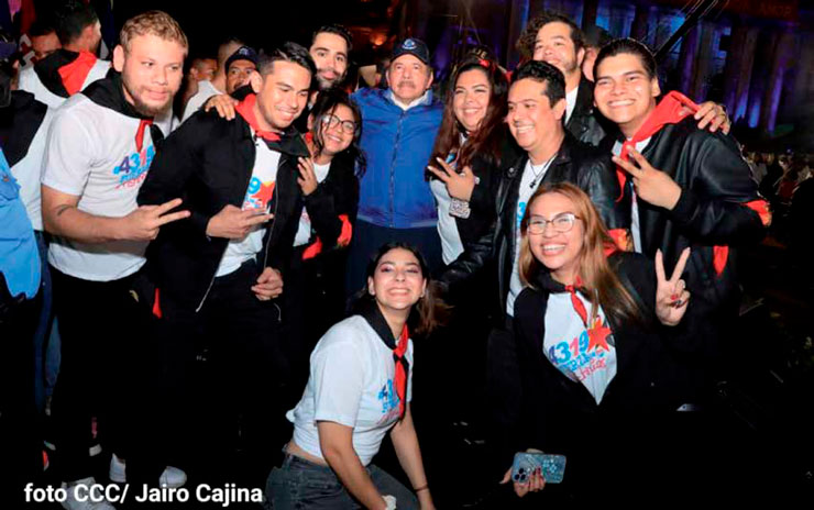 Voces juveniles le cantan a la Revolución