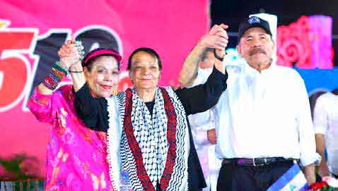 La vicepresidenta Rosario Murillo, Leila Khaled, símbolo de la resistencia palestina, y el presidente Daniel Ortega.