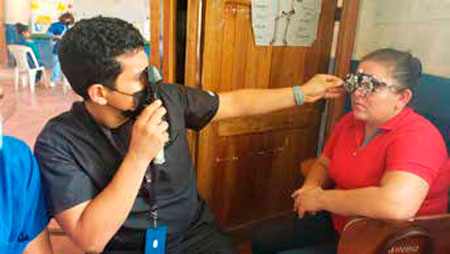 Jairo en una clase de optometría.
