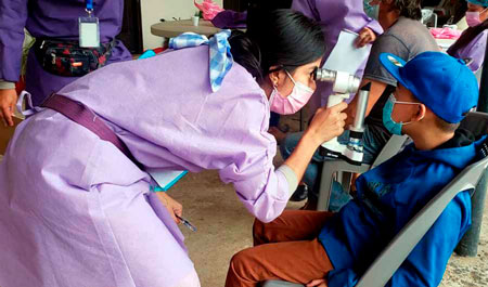 Voluntaria en jornada de atención a niños.