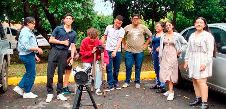 El equipo de estudiantes en pleno ejercicio en el uso del telescopio.