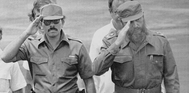 Comandantes y líderes revolucionarios Daniel Ortega y Fidel Castro.