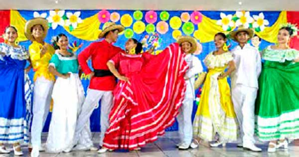 El huipil y las danzas folclóricas