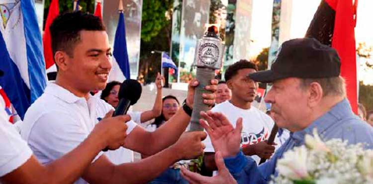 El Copresidente Daniel Ortega traspasó la Antorcha al estudiante de excelencia académica Axel Ariel Pravia Mayorga.