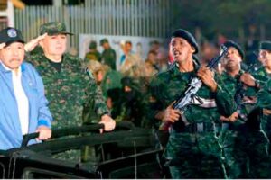 Leales y firmes, en desfile militar