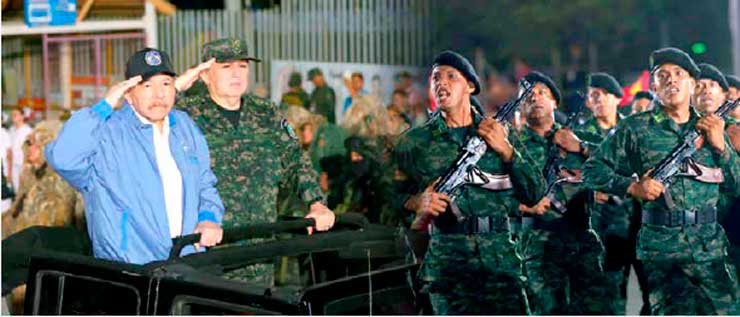 Leales y firmes, en desfile militar
