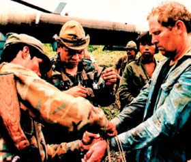 Eugene Hasenfus, mercenario gringo de la CIA, capturado por Cachorros del SMP.