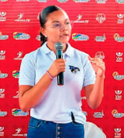 Foto de Perla dirigiendo un evento estudiantil.