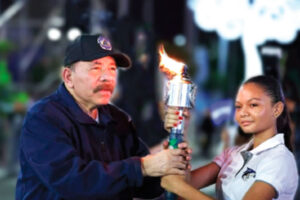 Foto de Perla Naomi Peña Rostrán recibiendo la antorcha de manos del comandante Daniel Ortega