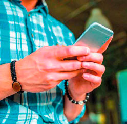 Persona con tel[efono móvil