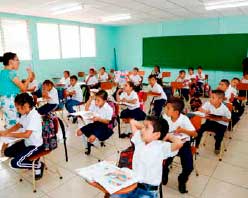 Niños recibiendo clases 