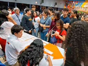 Entregas de cheques (becas) a estudiantes de UNAN-Managua.