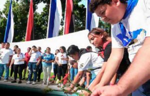 Comandante Carlos en el corazón de la juventud