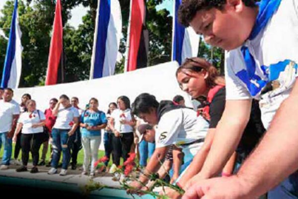 Comandante Carlos en el corazón de la juventud