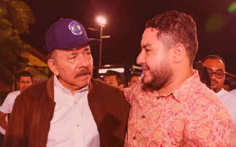 Pedro Pablo Castillo con el Comandante Daniel Ortega, líder del FSLN.