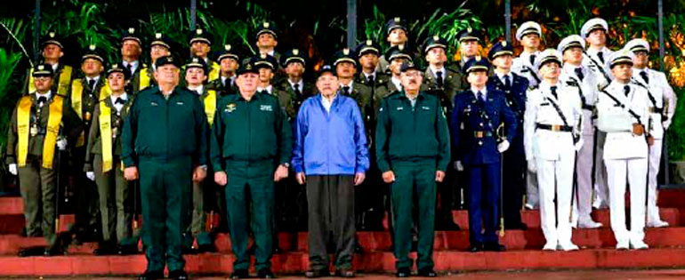 Copresidente Daniel Ortega y el general Julio César Avilés con los nuevos oficiales graduados en la XXX promoción del Centro Superior de Estudios Militares General de División José Dolores Estrada.