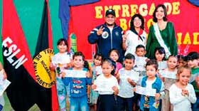 Entregan bonos presidenciales a escolares