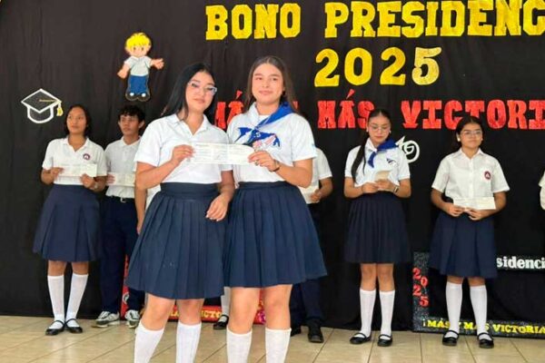 Alexa Paola Reyes Larios: La quinceañera de la FES