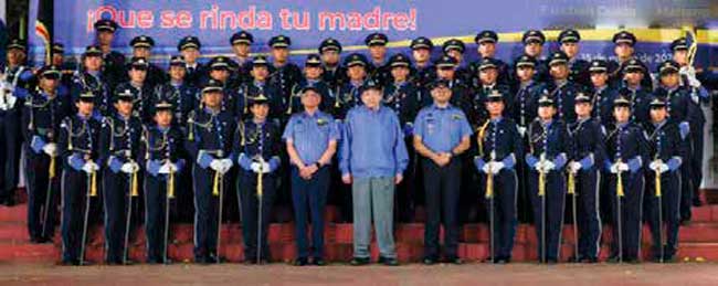 Foto de Cadetes de la Polic[ia Nacional con el Comandante Daniel