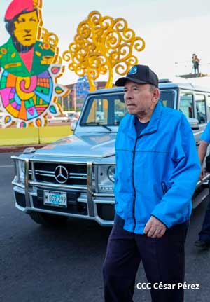 Foto del Copresidente de la República de Nicaragua,Comandante Daniel Ortega Saavedra arribando al acto de entrega de buses.