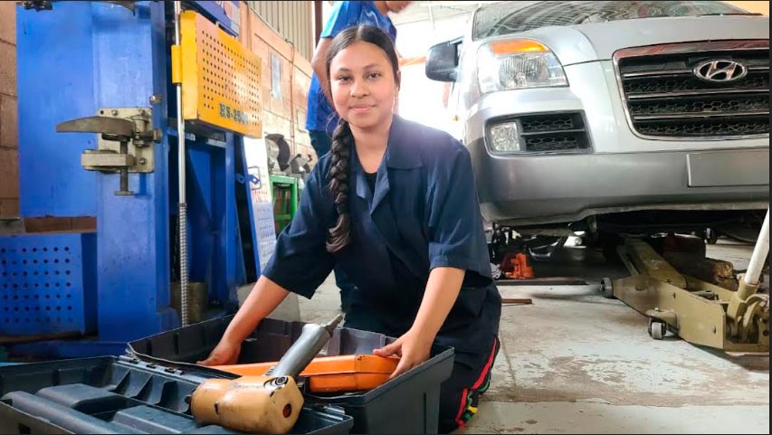 Mujeres educadoras, pilar de la Revolución